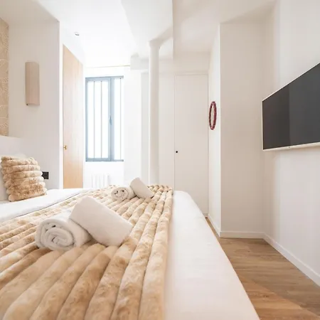 Stylish In East Apartment *